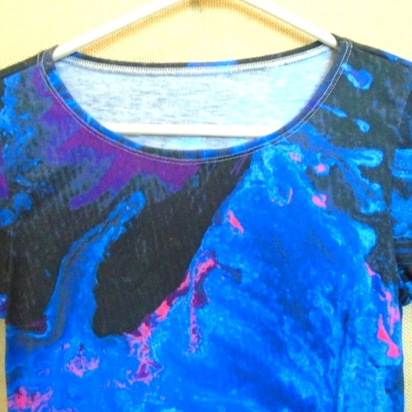 3/$20 Nuvango hip length short-sleeve top - Picture 2 of 8